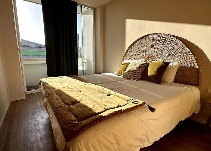 - With Ac, Parking And Balcony * Porto