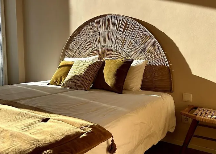 - With Ac, Parking And Balcony Porto