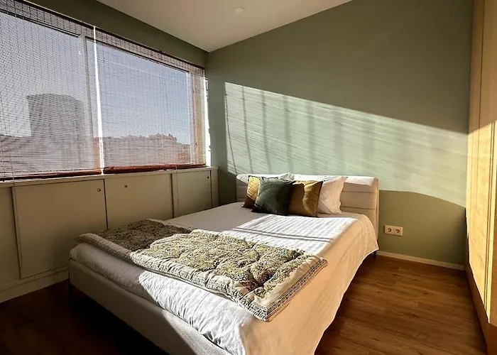 - With Ac, Parking And Balcony * Porto