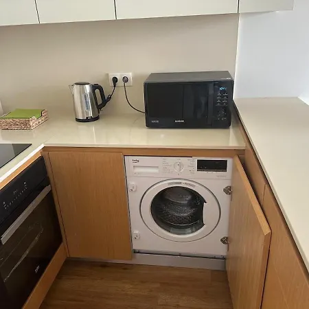Lejlighed - With Ac, Parking And Balcony *