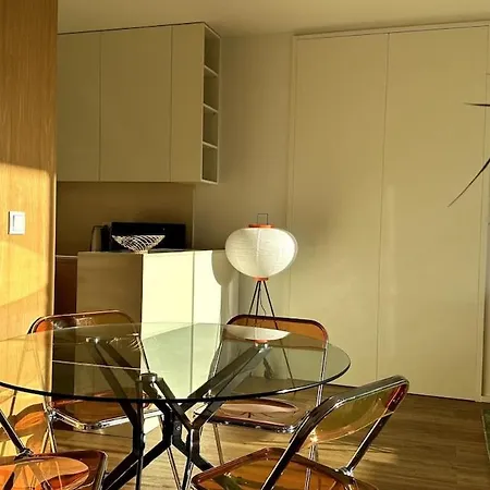 Lägenhet - With Ac, Parking And Balcony *