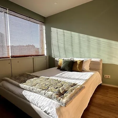 - With Ac, Parking And Balcony * Oporto