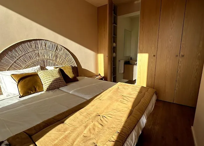 - With Ac, Parking And Balcony * 波尔图