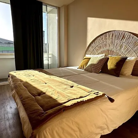 - With Ac, Parking And Balcony * Oporto