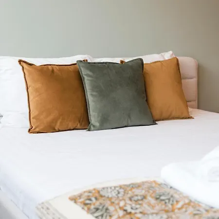 - With Ac, Parking And Balcony Apartman