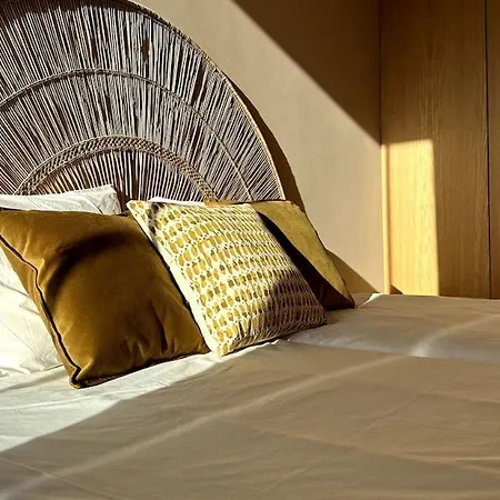 - With Ac, Parking And Balcony Apartman