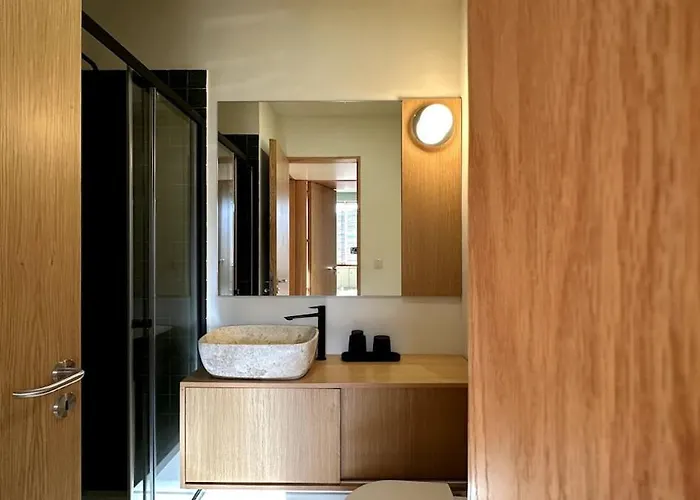 - With Ac, Parking And Balcony Porto